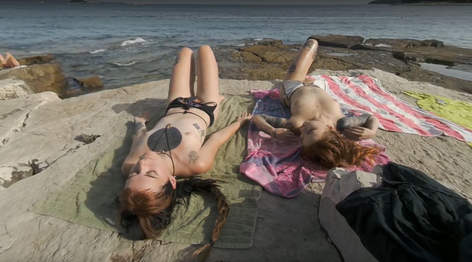 Risky Public Nudity Hot Girls On Vacation Spray Painting Graffiti Brille & Cherri Also Topless Beach